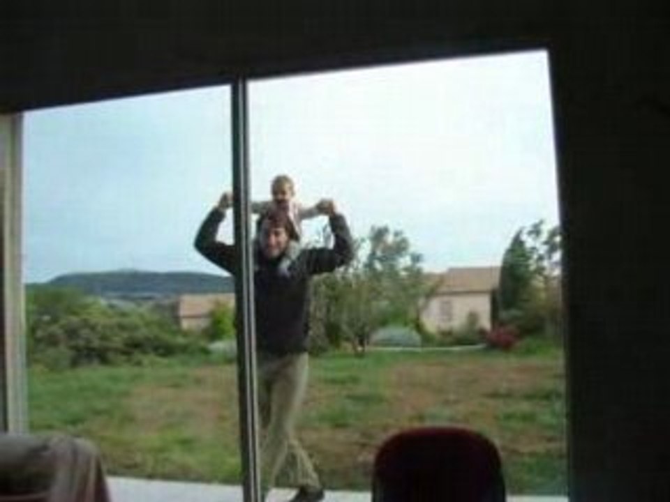 Chloé sur les épaules de papa