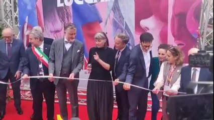 Il taglio del nastro senza Luc Besson, cosplayer sulle Mura e qualche problema di traffico: al via Lucca Comics 2025