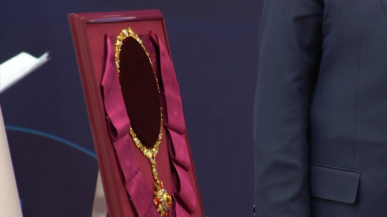 '황금색 타이' 이 대통령, 트럼프에 금관 모형 선물...무궁화 대훈장도 / YTN