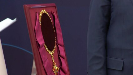 '황금색 타이' 이 대통령, 트럼프에 금관 모형 선물...무궁화 대훈장도 / YTN