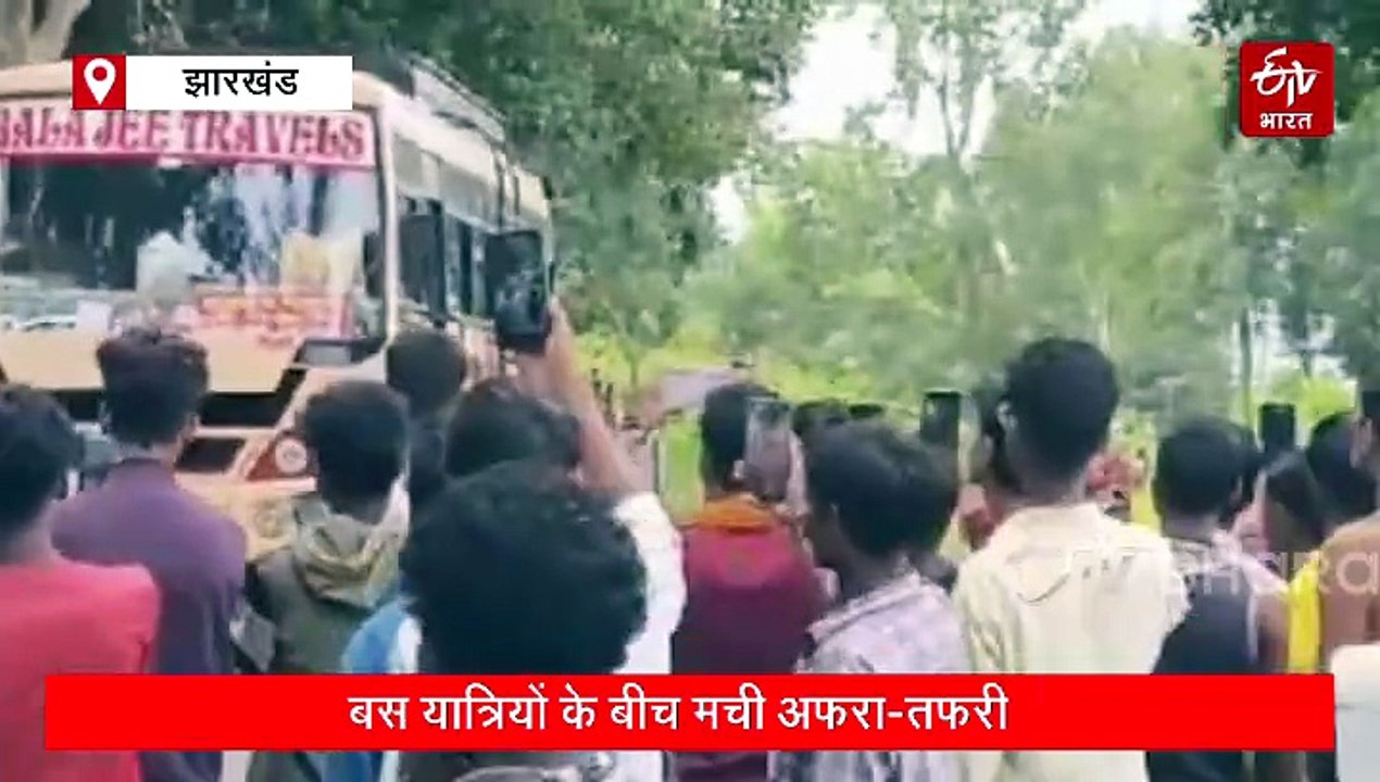 लातेहार में जंगली हाथी ने यात्री बस पर जमाया कब्जा, जान बचाकर भागे सवारी