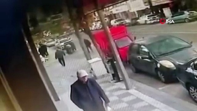 Motosiklet sürücüsünün ağır yaralandığı korkunç kaza kamerada