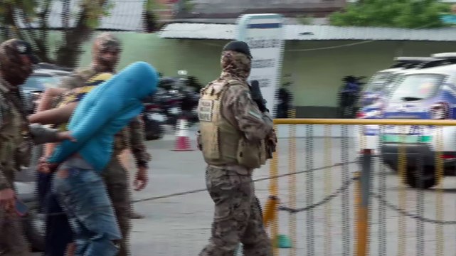 Título: Operação do BOPE intercepta carro suspeito em Tegipió: Ex-policial com passado criminoso é detido com arma e tornozeleira eletrônica