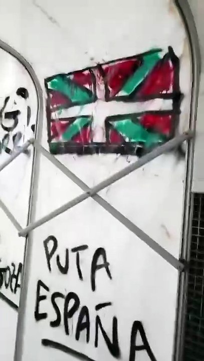 El campo de la Mutilvera aparece con pintadas antes del partido de Copa del Rey