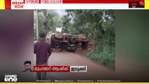 തൊടുപുഴയ്ക്ക് അടുത്ത് ഇടവെട്ടിയിൽ തടി കയറ്റിയ ലോറി മറിഞ്ഞു; ഡ്രൈവർ അത്ഭുതകരമായി രക്ഷപ്പെട്ടു