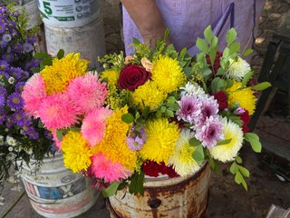 Bajas ventas de flores en vísperas de la celebración del Janal Pixán en el Cementerio General de Mérida