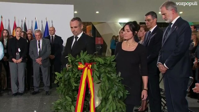Los Reyes realizan una ofrenda floral a las víctimas de la DANA