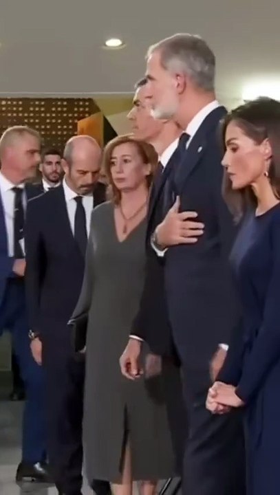 De los gritos a los aplausos: la llegada de los reyes Felipe y Letizia llegan al acto por las víctimas de la DANA