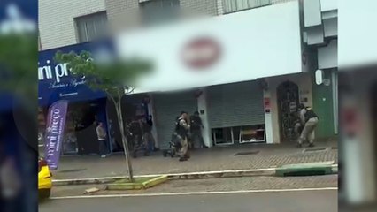 Vídeo mostra chegada da Polícia Militar em loja do Centro de Cascavel após tentativa de golpe