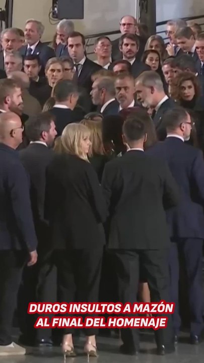 Duros insultos a Mazón en el final del homenaje