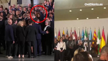 Los familiares vuelven a gritar “Mazón dimisión” mientras los reyes y Sánchez se despiden de ellas