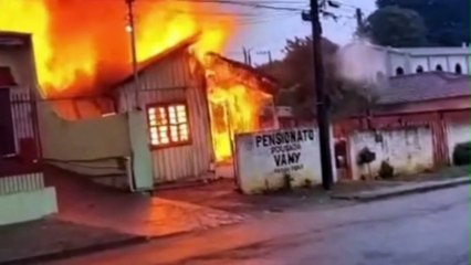 Incêndio destrói casa em Guarapuava (PR)
