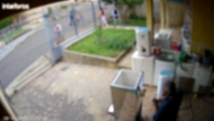 Homem admite em vídeo ter matado a mãe idosa a facadas