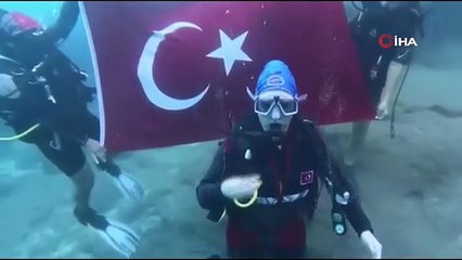 Denizin altında işaret diliyle İstiklal Marşı’nı okudular