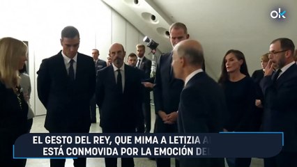 El gesto del Rey, que mima a Letizia al notar que está conmovida por la emoción del funeral
