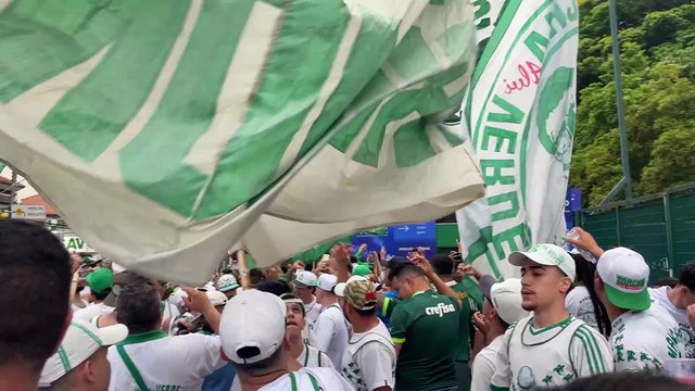 Torcida do Palmeiras vai em peso ao treino do time antes de decisão na Libertadores