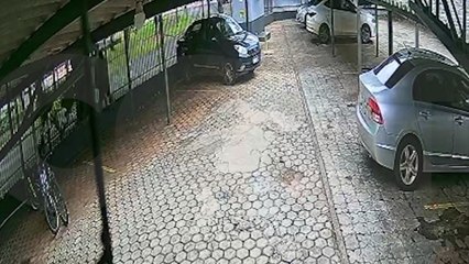 Câmera flagra furto de bicicleta dentro de condomínio em Cascavel