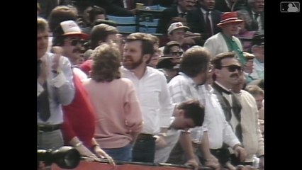 Steve Finley (BAL) makes a great catch in center, crashes into the wall on Opening Day