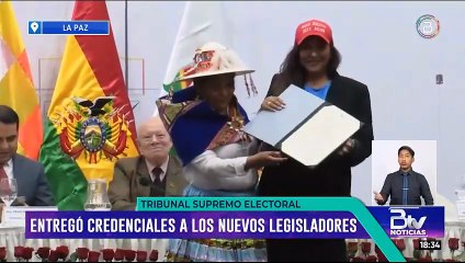 TSE entrega credenciales a nuevos legisladores, quienes se preparan para empezar a trabajar