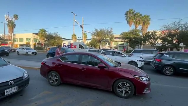 Estudiantes de la Normal Moisés Sáenz Garza bloquean la avenida Venustiano Carranza de Monterrey