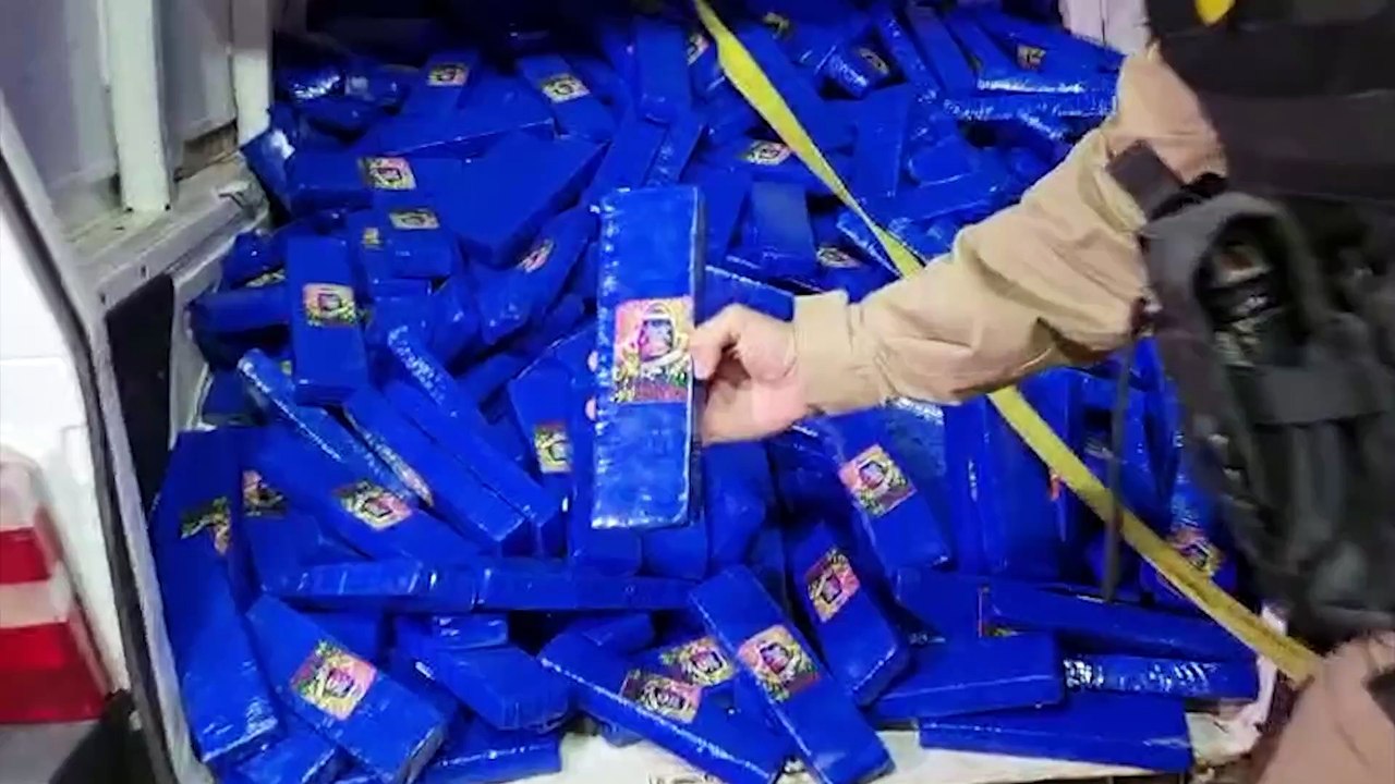 Carga de maconha apreendida na BR-277 em Matelândia é levada à Delegacia de Cascavel