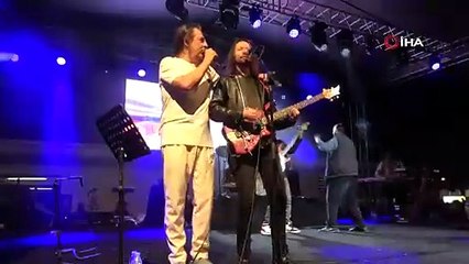 Çelik, Amasya konserinde mahalle muhtarıyla sahnede oynadı