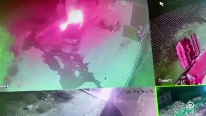 Filistin topraklarını gasbeden İsrailliler, Batı Şeria'da Filistinlilere ait araçları kundakladı