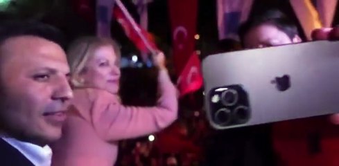 Özgür Özel Zafer İşareti Yapıyor, Dilek İmamoğlu Engelliyor
