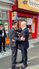 เปิดคลิป! "นายกฯอนุทิน" โผกอดทักทาย "นายกฯนิวซีแลนด์" หลังเจอกันโดยบังเอิญ