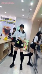 12. Trà sữa nhận rồi… mà anh shipper vẫn dán mắt vào Tiểu Thanh 😅  #shorts