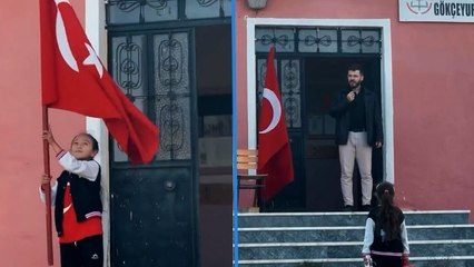 Konya’da öğretmen ve öğrencisinden iki kişilik Cumhuriyet Bayramı töreni!