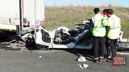 İstanbul'da feci kaza! Otomobil TIR'a ok gibi saplandı