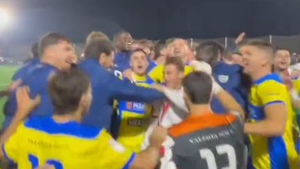 Jugadores de Yuncos y Rayo vallecano cantan juntos después del partido