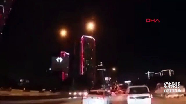 KORSAN TAKSİDE YARDIM ÇIĞLIĞI! Cama çıkan kadını motosiklet kamerası kaydetti