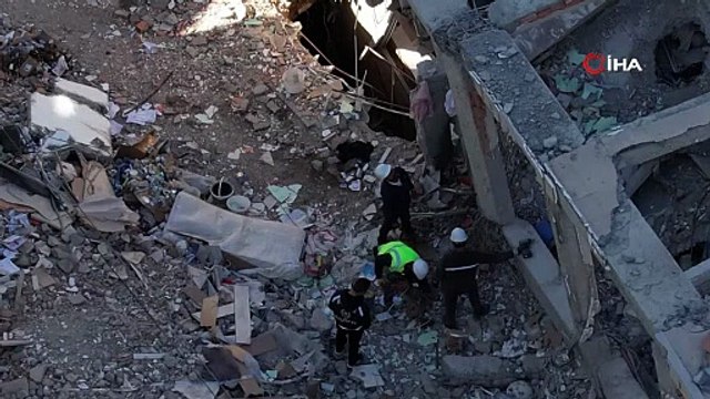 Çöken binanın enkazında inceleme yapılıyor