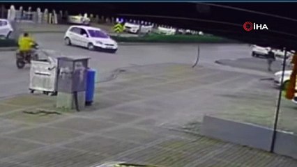 Otomobile çarpan motosiklet sürücüsü havada takla atıp yere düştü: O anlar kamerada