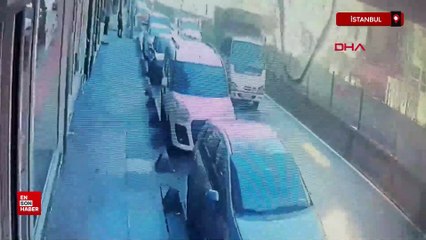 İstanbul Bayrampaşa'da kamyon tramvay hattındaki korkuluklara çarptı