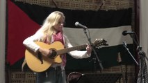 Mirthe chante 13 chansons pour la Palestine, set solo intégral + bonus en groupe, Carhaix 2025