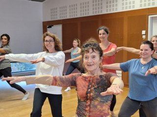 À 82 ans, elle donne toujours des cours de danse