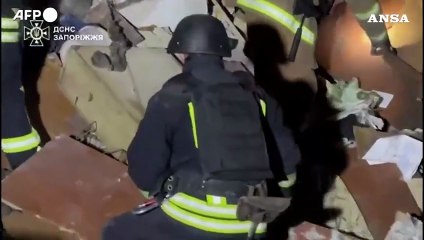 Raid russo su Zaporizhzhia, soccorritori al lavoro tra le macerie
