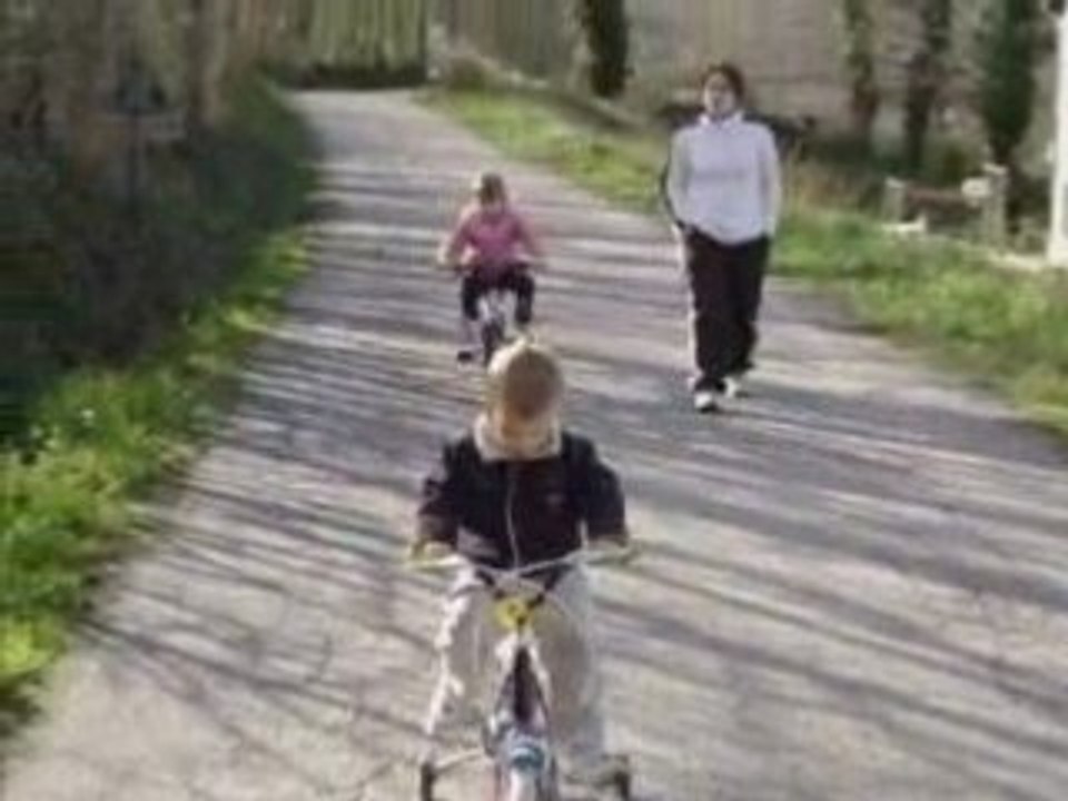 Lucas sur son petit vélo