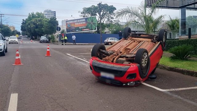 Fiat Mobi capota após colisão com Celta no bairro Parque São Paulo em Cascavel