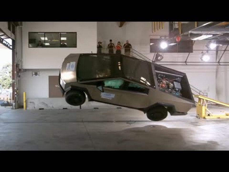 Extrem-crashtest: jetzt ist der tesla cybertruck e-pickup richtig dran!
