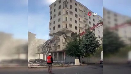 Ağır hasarlı bina tek dokunuşta yerle bir oldu