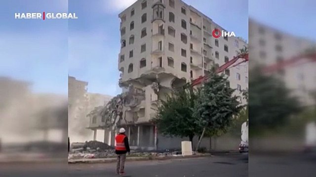 Dokunmak yetti! Ağır hasarlı bina yerle bir oldu