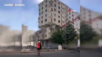 Dokunmak yetti! Ağır hasarlı bina yerle bir oldu