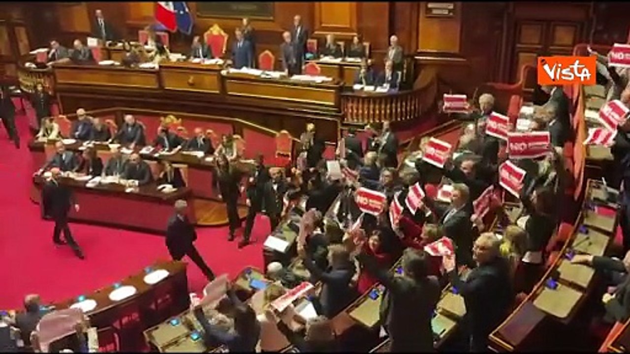 “No ai pieni poteri”, opposizione protesta in Aula con i cartelli dopo il voto su Riforma giustizia