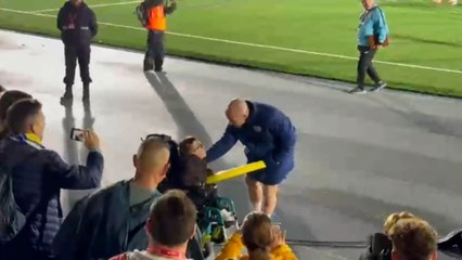 Isi le da sus botas a un aficionado en silla de ruedas