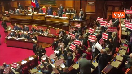 “No ai pieni poteri”, opposizione protesta in Aula con i cartelli dopo il voto su Riforma giustizia