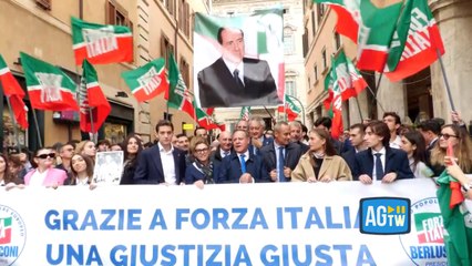 Sì del Senato alla riforma della Giustizia, Forza Italia esulta in piazza con la gigantografia di Berlusconi